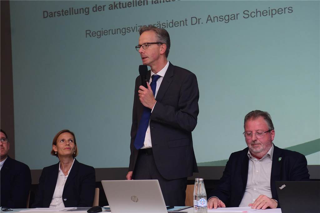 Regierungsvizepräsident Dr. Ansgar Scheipers (M.) stellte während der Bürgerinformationsveranstaltung zur Zukunft der Flüchtlingsunterkunft in Schöppingen die Position der Bezirksregierung Münster dar.
