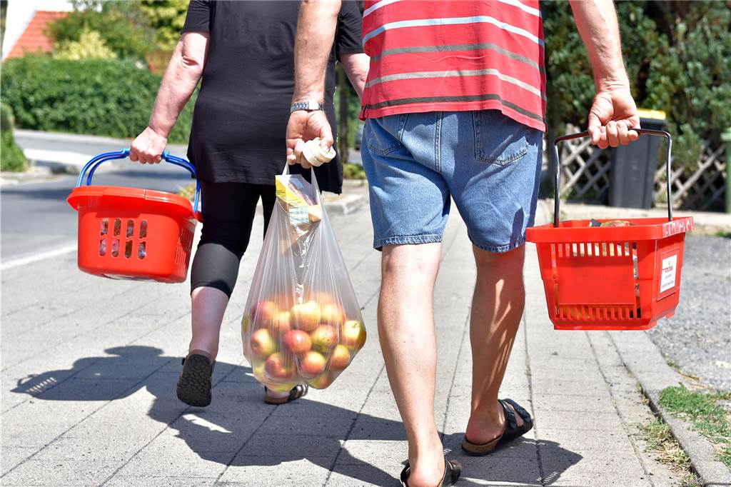 Regina (64) und Wolfgang (68) kommen extra aus Holzwickede, um sich mit Lebensmitteln einzudecken, die sonst weggeworfen werden müssten.