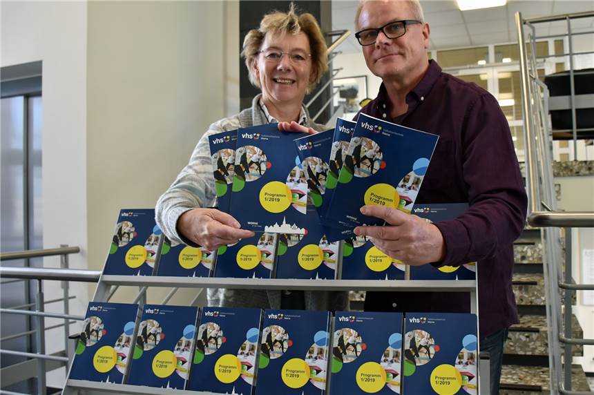 VHS-Programm bietet erstmals Blick hinter die Kulissen von Amazon Regina Ruß und Michael Hahn präsentieren das neue Programmheft für das Frühjahrssemester der VHS in Werne.