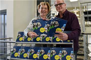 Regina Ruß und Michael Hahn präsentieren das neue Programmheft für das Frühjahrssemester der VHS in Werne.