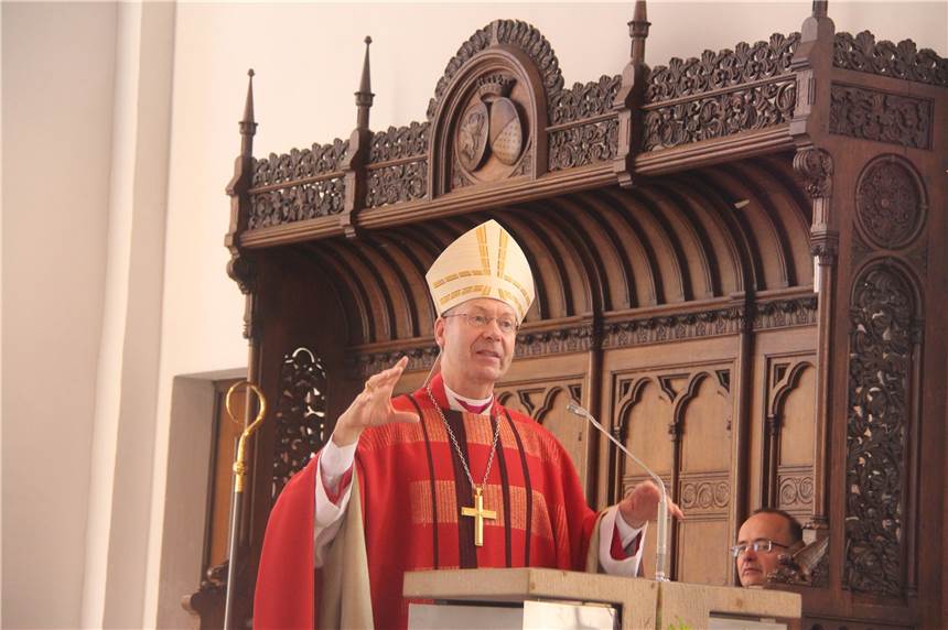 Regionalbischof Stefan Zekorn ließ die Geschichte der Maurtiuskirche Revue passieren.