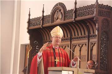 Regionalbischof Stefan Zekorn ließ die Geschichte der Maurtiuskirche Revue passieren.