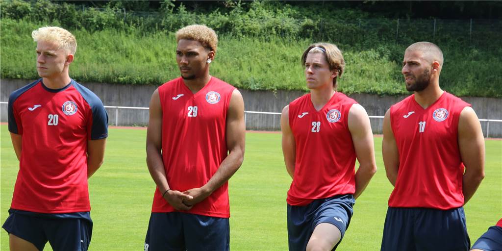 Ehemaliger Dortmunder Fußballer wechselt in die Regionalliga – woanders ist er ein Star Lewin D‘Hone (2.v.r.) steht mit seinen neuen Mitspielern in Wuppertal auf dem Trainingsplatz.