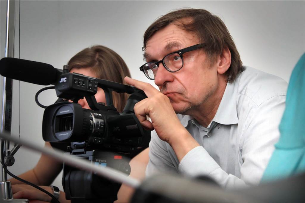Adolf Winkelmann wird 75: Wie die Fliegenden Bilder auf den U-Turm kamen Regisseur Adolf Winkelmann im Einsatz. 2011 erarbeitete er für die Ruhr Nachrichten eine Dokumentation mit Amateur-Filmaufnahmen aus Dortmund unter dem Titel „So war das“.