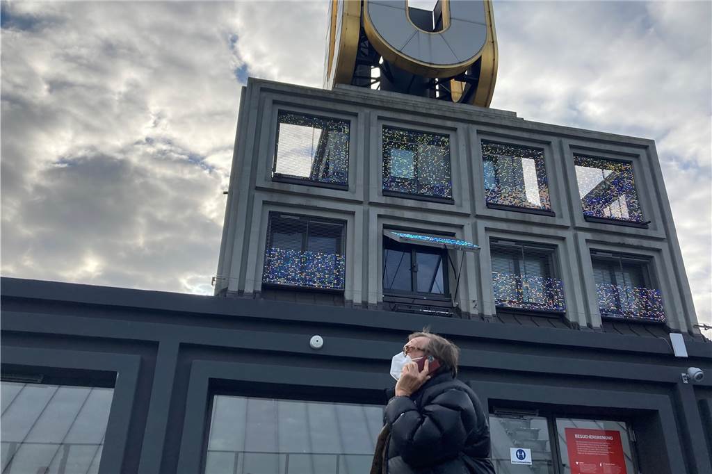 Die „Fliegenden Bilder“ am U verschwinden - aber nur für kurze Zeit Regisseur Adolf Winkelmann vor seinen "Fliegenden Bildern" am U-Turm.