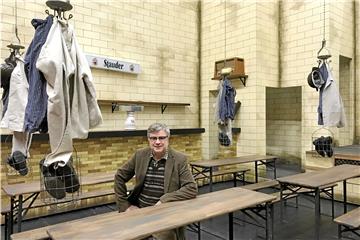 Regisseur Andreas Baesler ist ein Kind des Ruhrgebiets. In der Aalto-Oper in Essen inszeniert er die Oper „Hans Heiling“ vom Romantiker Heinrich Marschner. In dieser Kohle-Oper wird auch in einer Waschkaue gefeiert.Foto: Gass