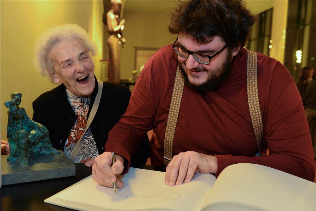 Kinofest Lünen: Erstmals werden alle sechs Cineworld-Säle genutzt Regisseur Axel Ranisch und seine Oma Ruth Bickelhaupt trugen sich vor fünf Jahren bei der Abschluss-Gala ins Gästebuch der Stadt Lünen ein. Jetzt kommt Ranisch mit seinem Opernfilm zurück nach Lünen.
