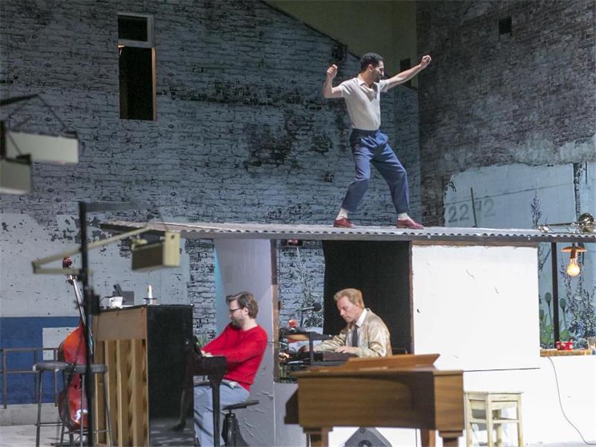 Wilde Tour: Kerouac an den Münchner Kammerspielen Regisseur Marton hat aus Kerouacs "On The Road" eine atemlose, rauschhafte Collage gemacht. Foto: David Baltzer/Kammerspiele München