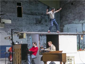 Regisseur Marton hat aus Kerouacs "On The Road" eine atemlose, rauschhafte Collage gemacht. Foto: David Baltzer/Kammerspiele München