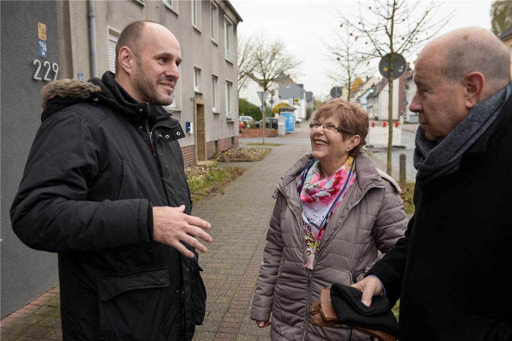Museum Schwansbell zeigt Spuren jüdischen Lebens in Lünen Regisseur Michael Kupczyk (l.) begleitete vor einigen Jahren Magi und Moshe Vigdor aus Israel nach Gahmen zu den Stolpersteinen für ihre Familie.