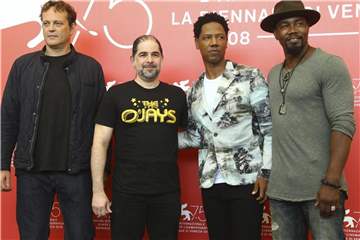 Regisseur S. Craig Zahler (2.v.l) stellt mit den Schauspielern Vince Vaughn (l-r), Tory Kittles und Michael Jai White den Film „Dragged Across Concrete“ in Venedig vor. Foto: