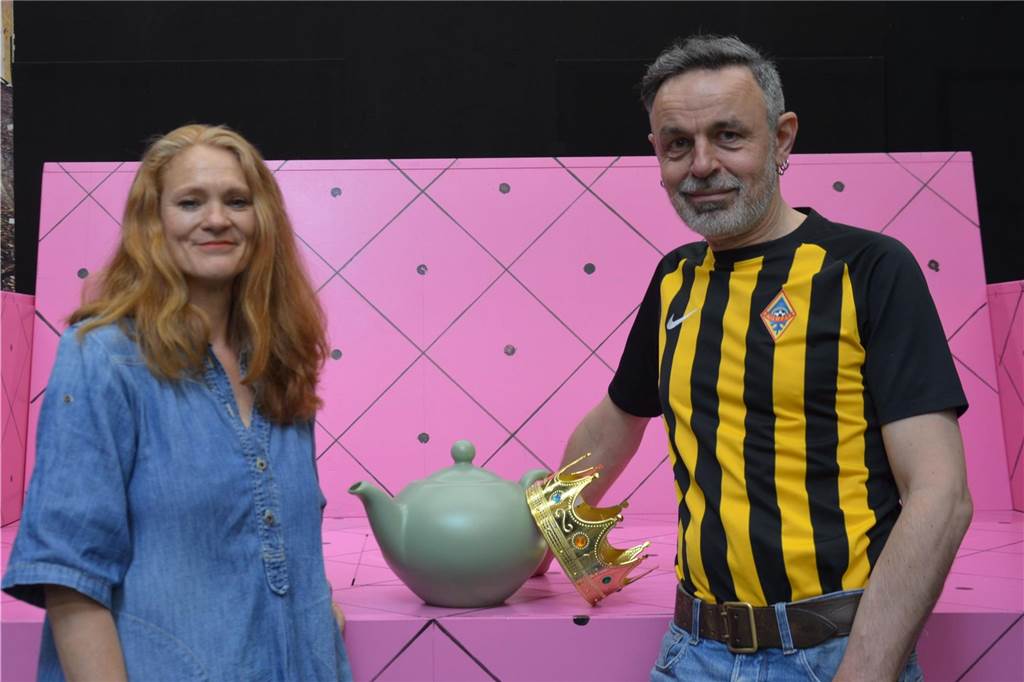 Premiere von „Alice im Wunderland“ am WLT: „Ein Fest der Fantasie“ Regisseurin Karin Eppler und Ausstatter Philipp Kiefer stehen im Bühnenbild von "Alice im Wunderland" des WLT in Castrop-Rauxel.
