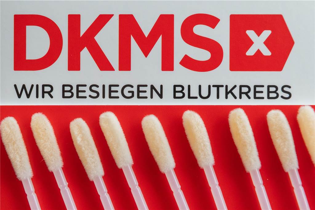 Leukämie: Handball-Mannschaft kämpft um das Leben einer jungen Team-Kameradin Registrierung: Mit den Wattestäbchen wird ein Abstrich von der Wangenschleimhaut genommen und an die DKMS versendet.