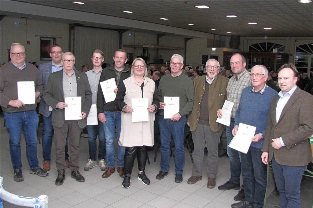 Schießstand in Ahaus: Kreisjägerschaft plant Sanierung für zwei Millionen Euro Die ehrenamtlichen Rehkitzretter mit Landrat Kai Zwicker