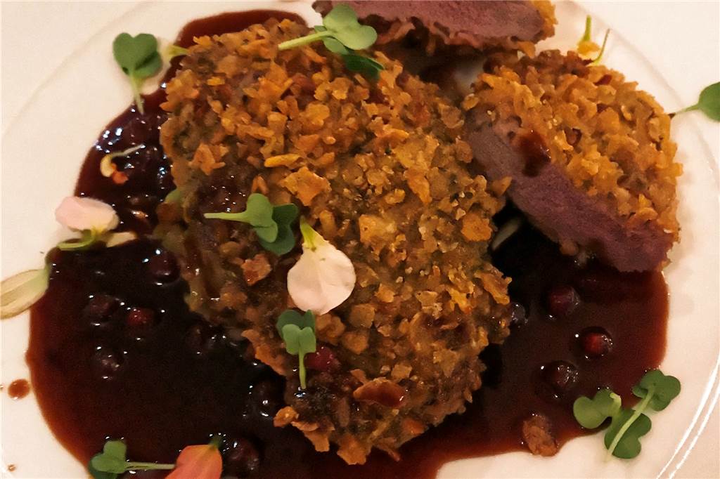 Rehrücken in krosser Kruste, eingebettet in eine Fruchtsoße - für den, der Wild mag, ein rundum gelungener Hauptgang.