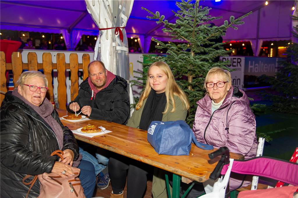 Reibekuchen und weitere weihnachtliche Leckereien dürfen auf dem Nikolausmarkt 2022 nicht fehlen.