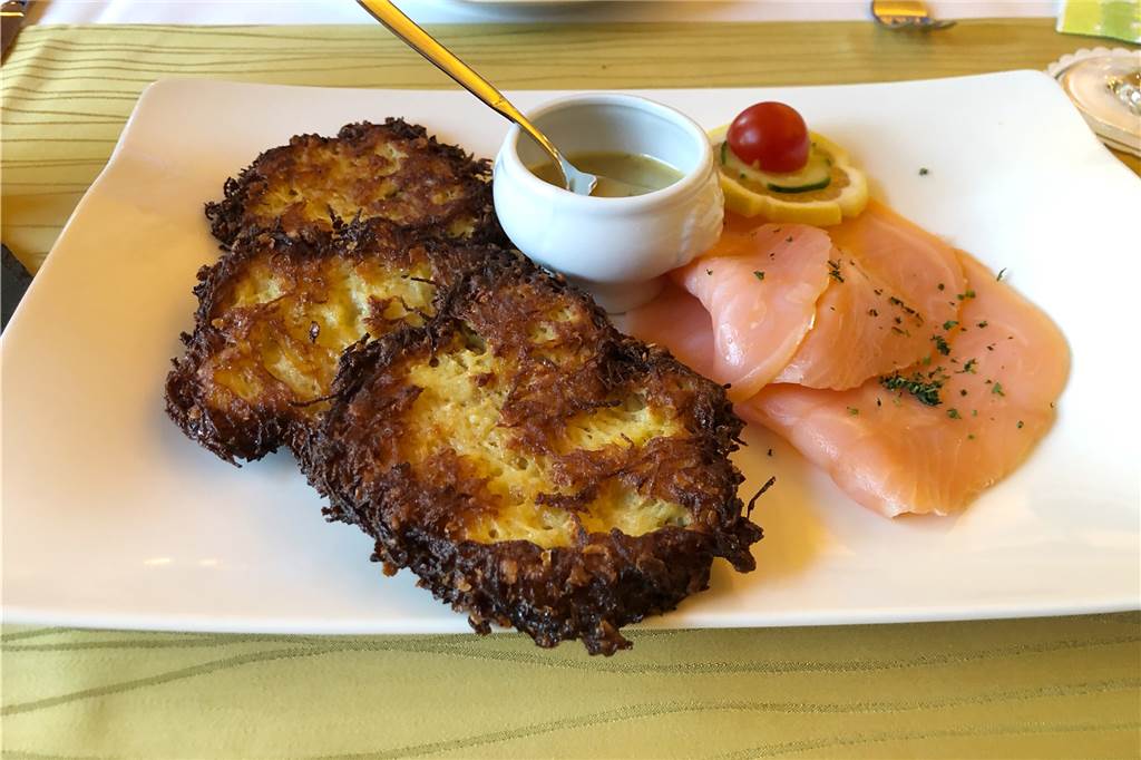 Asbecker Pflaumen gehören bei Enseling auf die Speisekarte Reibeplätzchen mit geräuchertem Lachs und Senf-Dill-Sauce
