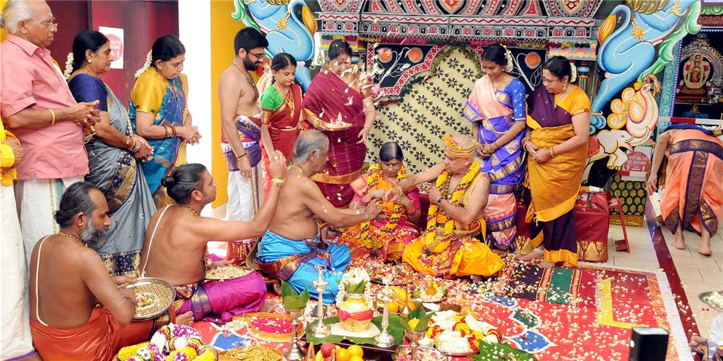 Video aus Schwerter Tempel: Hindupriester heiratet seine Frau zum zweiten Mal Reich gedeckt mit Gaben war der Platz vor dem Priesterpaar im Hindutempel, wo zum abschließenden Höhepunkt Blumenblüten in die Luft geworfen wurden.