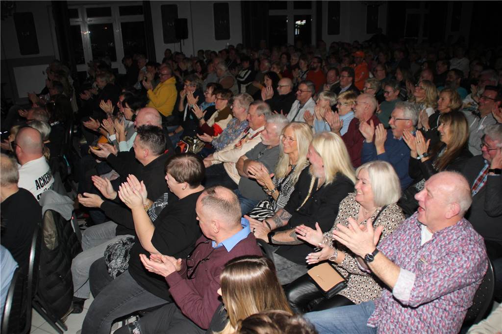 Comedy-Night es BV Brambauer: 250 Gäste erlebten unterhaltsamen Abend Publikum applaudiert