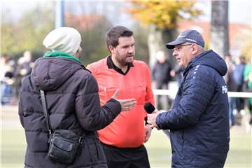 Reichlich Diskussions-Bedarf hatten (v.l.) Nikolaos Triantafillidis (Sportlicher Leiter SC Herten); Schiedsrichter Pascal Schulhof und Staffelleiter Erhard Korinth, gleichzeitig Stadionsprecher bei BWW Langenbochum.