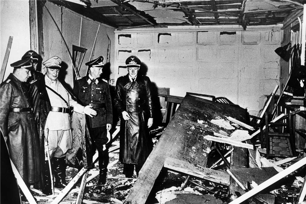 Hitler-Attentat am 20. Juli: „Stauffenberg zeigte mir schweigend seinen Ausweis“ Reichsmarschall Hermann Göring (helle Uniform) und der Chef der „Kanzlei des Führers“, Martin Bormann (l.), begutachten die Zerstörung im Raum der Karten-Baracke im Führerhauptquartier Rastenburg.