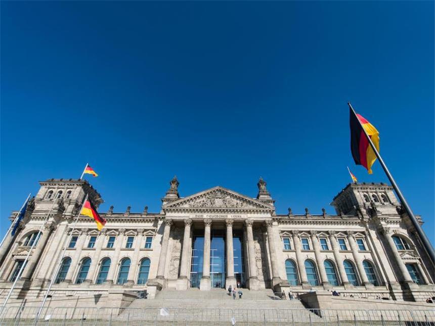 Bundestag: Hacker griffen bei Cyberattacke Daten ab Reichstag in Berlin: Bislang unbekannte Täter haben das interne Datennetz des Deutschen Bundestags attackiert. Foto: Gregor Fischer
