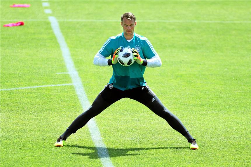 Pro und Kontra: Ist der Sonderstatus vertretbar? Reicht es für die WM? Manuel Neuer arbeitet dran.