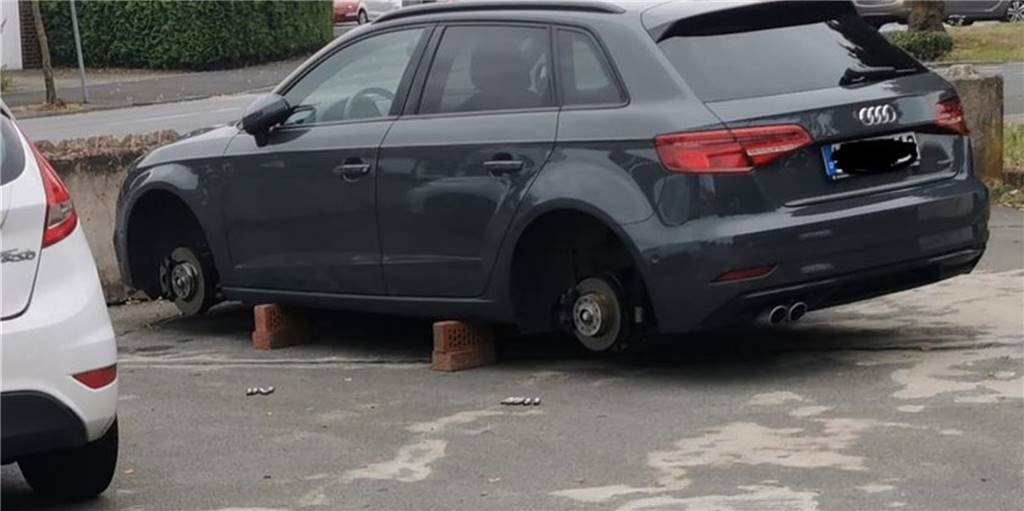 Reifendiebe haben wie hier am Bahnhof an mehreren Autos die Räder komplett abmontiert.