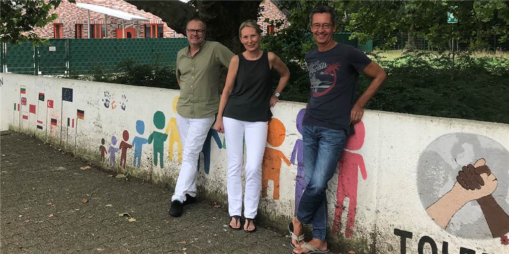 Förderverein Gymnasium Altlünen: Zum 50. gibt es eine große Sause Reiner Hohl, Rektor des Gymnasiums Lünen-Altlünen, (links), Heike Becker und Frank Chromik vom Förderverein der Schule feiern am Wochenende den 50. Geburtstag des Vereins.