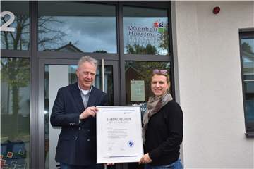 Reiner Horstmann und die Geschäftsführerin Nina Horstmann mit der Ehrung der Handwerker Innung. Ihr Unternehmen existiert bereits seit 75 Jahren.