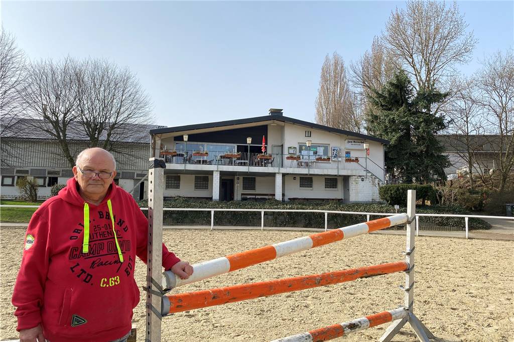 Reiner Ocker an der Gaststätte zum Reiterhof in Merklinde