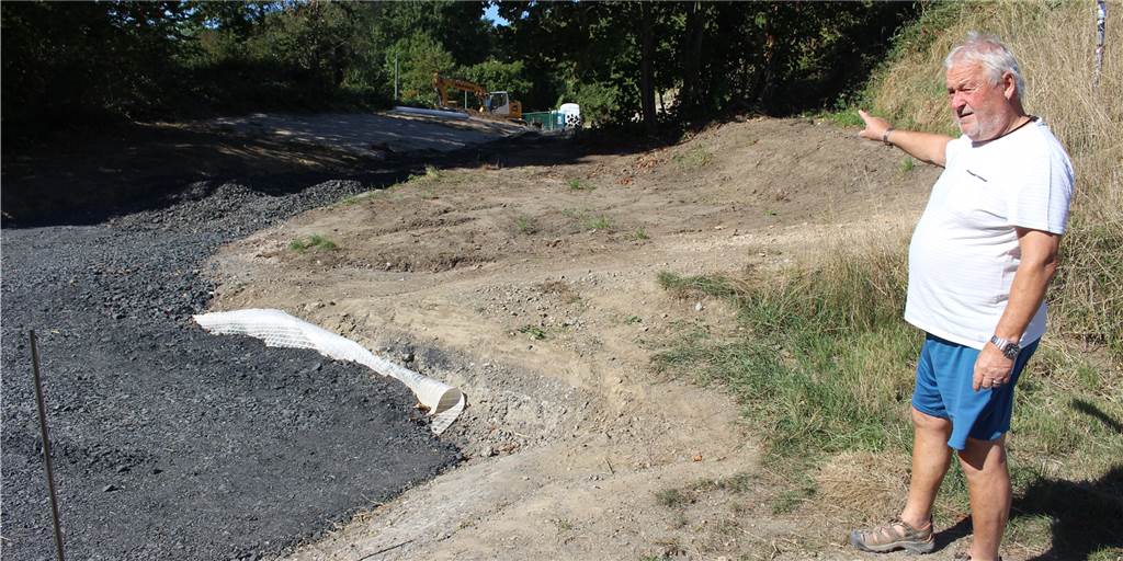 Emscher in Gefahr? Dortmunder sorgen sich um den Müll unterm Deusenberg Reiner Schramowski an der Baustelle zum neuen Weg um den Deusenberg. Die Baustelle hat vielen Deusener Sorgen bereitet, weil dort große Mengen Müll freigelegt wurden.