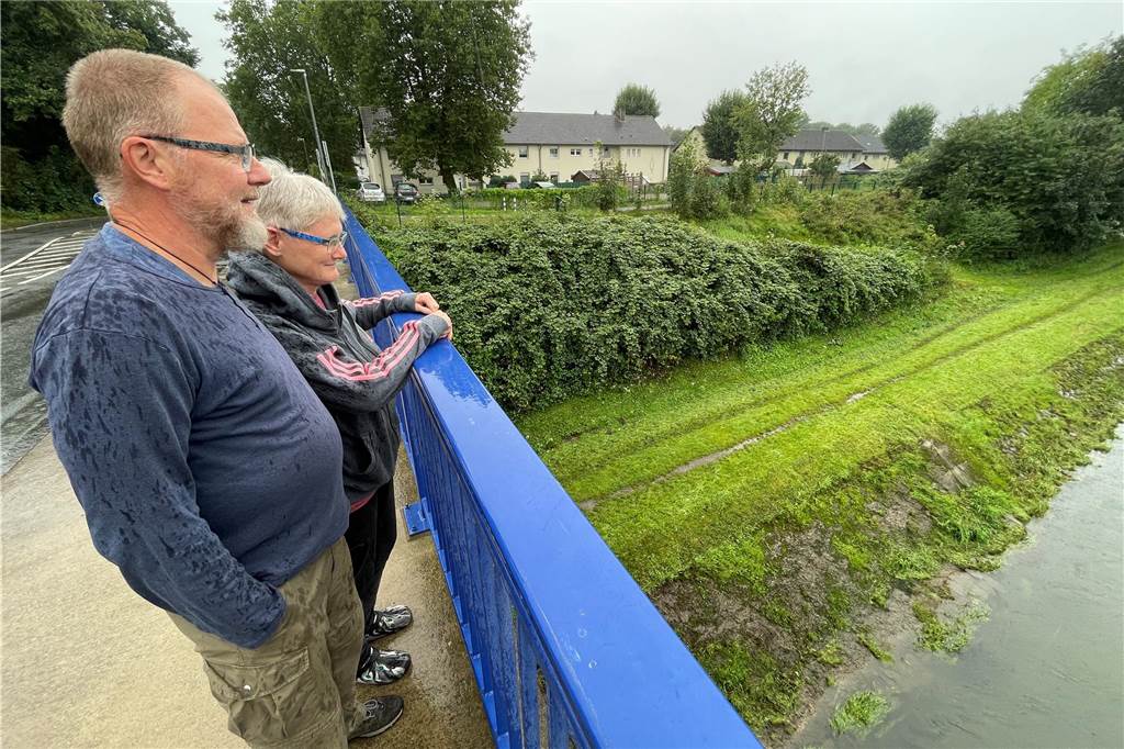 Klaus-Dieter Tesch: „Die schöne blaue Emscher bezahlen jetzt einige sehr teuer“ Reiner und Barbara März wohnen in der Barbarasiedlung in Ickern und sind mehrfach vom Unwetter geschädigt worden. Sie bringen das in Verbindung zum Emscherumbau und bekommen dafür auch Recht. Am Donnerstag (19.10.2023) waren sie auch in der Europahalle. Reiner März ergriff mehrfach das Wort.