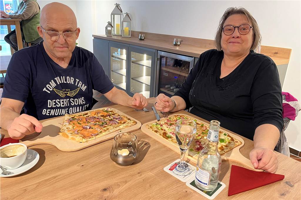 Viele Besucher am ersten Tag: Café Köstlich öffnet seine Türen Reiner und Marianne Barnhofer genießen am ersten Tag ihre Flammkuchen im Café Köstlich.