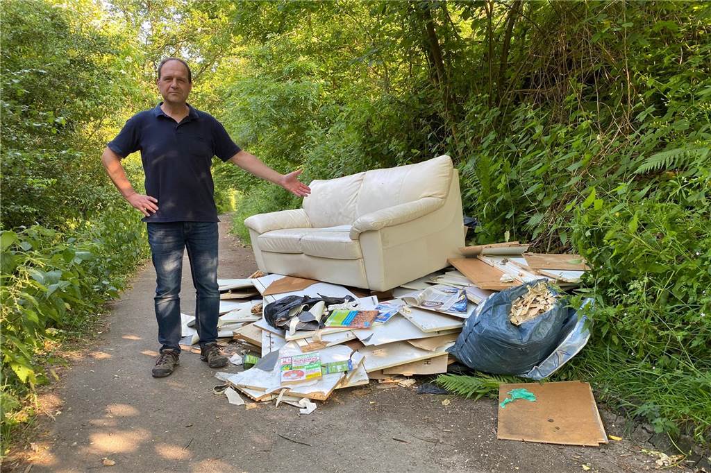 Reinhard Duchatsch steht neben dem Sperrmüll-Haufen im Aplerbecker Wald.