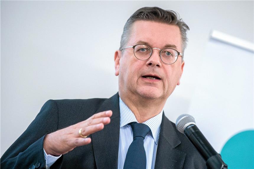 Sportminister fordern harte Hand gegen Gewalttäter Reinhard Grindel sagte den Fans beim Thema Fanutensilien Unterstützung zu.