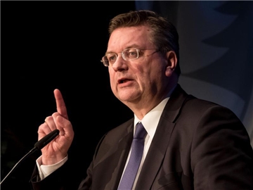 Reinhard Grindel sprach Borussia Dortmund die Solidarität des gesamten deutschen Fußballs aus. Foto: Peter Steffen
