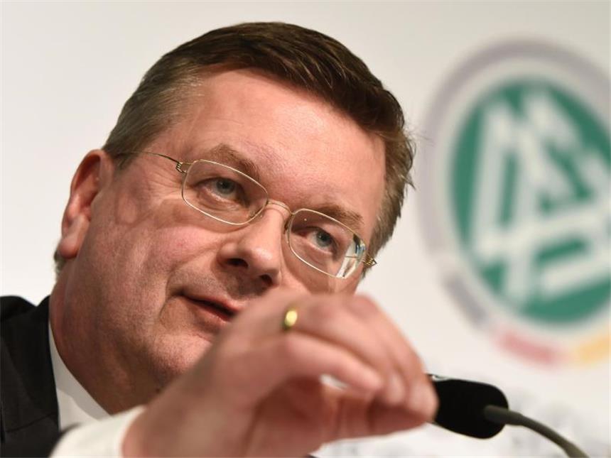 Grindel verteidigt DFB-Team für verweigerten Abschied Reinhard Grindel verteidigt das Verhalten der deutschen Nationalspieler nach dem Spiel in Prag. Foto: Arne Dedert