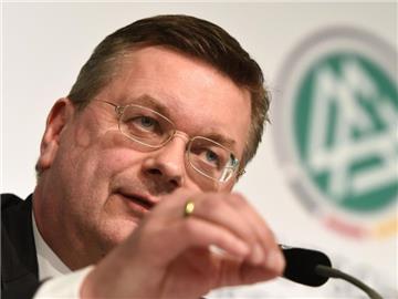 Reinhard Grindel verteidigt das Verhalten der deutschen Nationalspieler nach dem Spiel in Prag. Foto: Arne Dedert