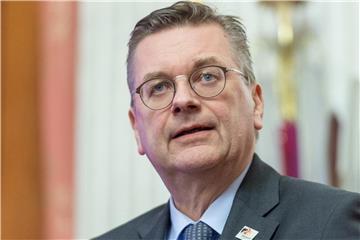 Reinhard Grindel warnt davor die Bewerbung um die EM 2024 als Selbstläufer anzusehen. Foto: Christophe Gateau