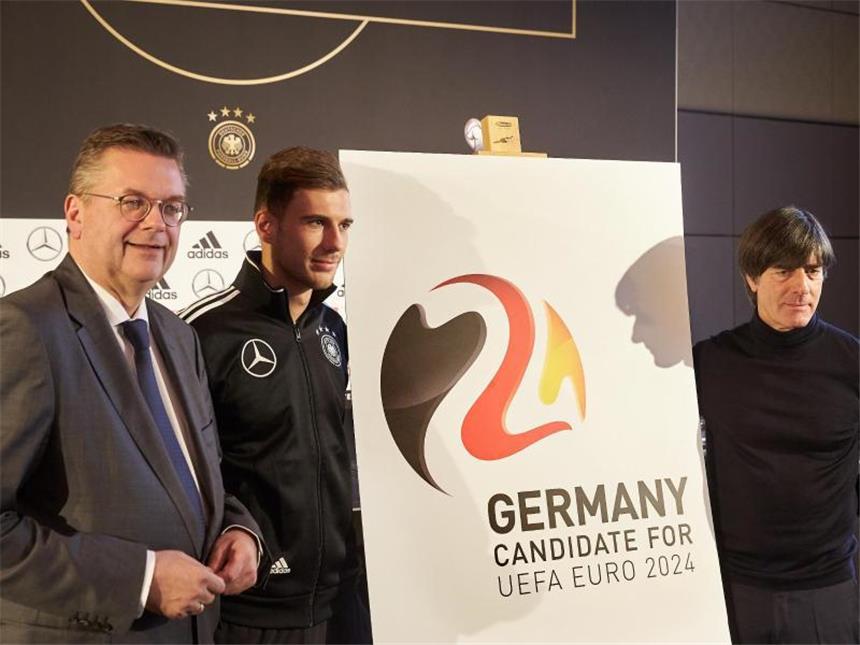 Deutsches Bewerbungslogo für EM 2024 vorgestellt Reinhard Grindel(l), Leon Goretzka und Joachim Löw präsentieren das offizielle Logo zur Bewerbung um die Ausrichtung der EURO 2024. Foto: Thomas Frey