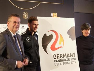 Reinhard Grindel(l), Leon Goretzka und Joachim Löw präsentieren das offizielle Logo zur Bewerbung um die Ausrichtung der EURO 2024. Foto: Thomas Frey
