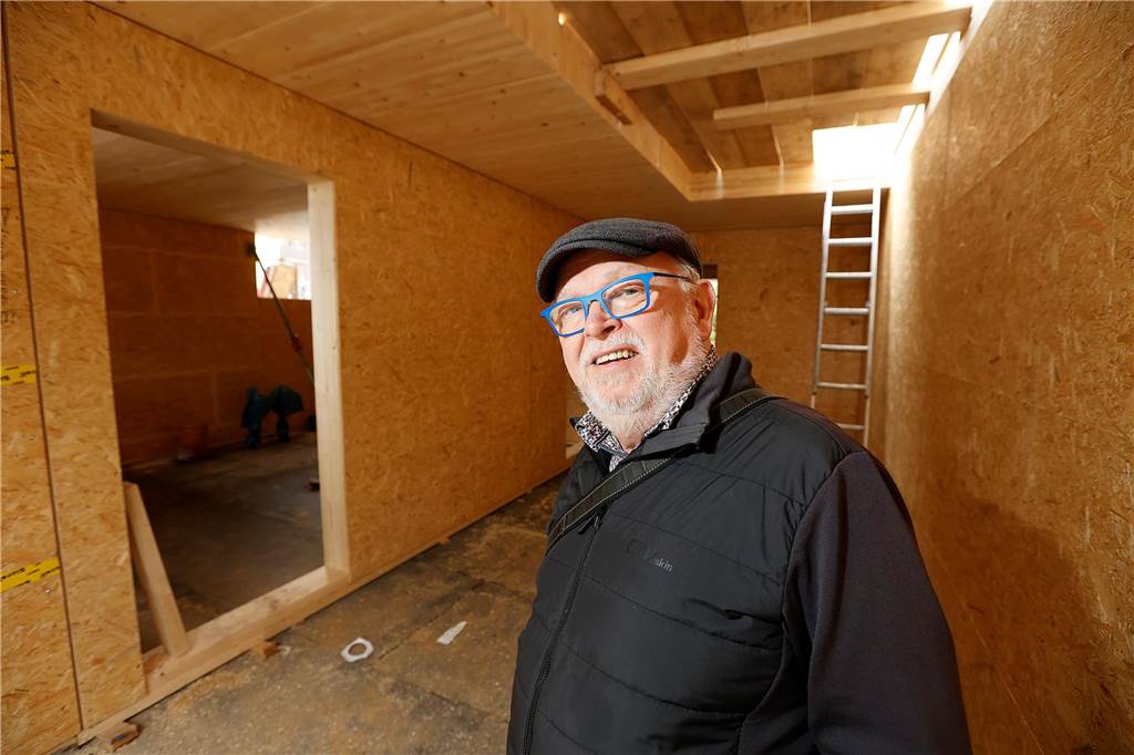 Klimafreundliche Neubauten: „Ich mache das vor allem aus Enthusiasmus“ Reinhard Kuhfuß im Erdgeschoss des Holzhauses, das an der Schulstraße in Bergkamen entsteht.