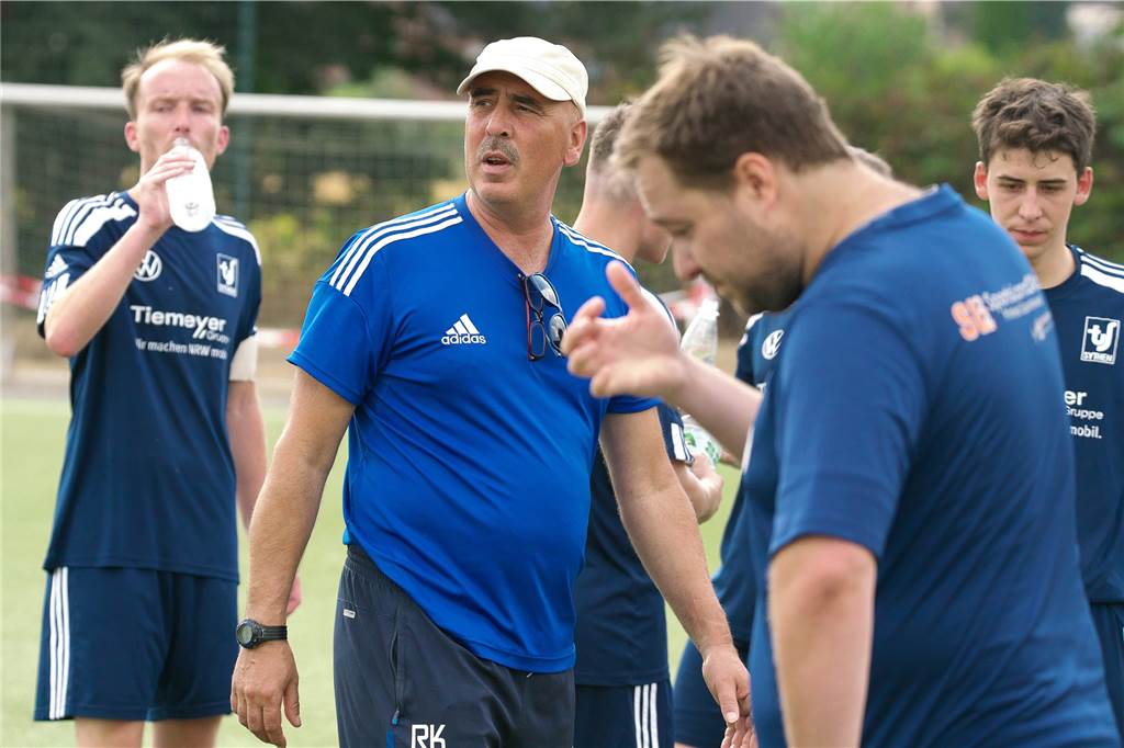 Keine Veränderung auf den Sythener Trainerbänken Reinhard Kuhlmann trainiert auch in der kommenden Saison gemeinsam mit Guido Mentrup und Frederik Brand den TuS Sythen II.