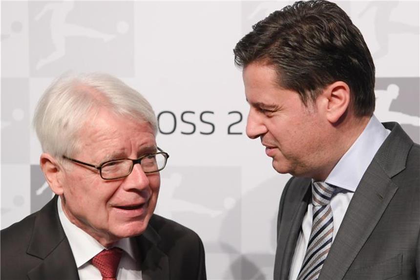 Reinhard Rauball (l) in Frankfurt im Gespräch mit DFL-Geschäftsführer Christian Seifert. Foto: Arne Dedert