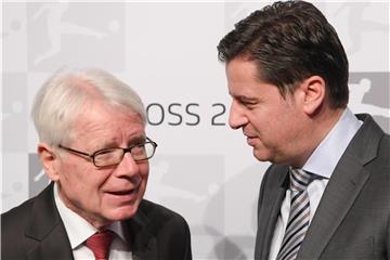 Reinhard Rauball (l) in Frankfurt im Gespräch mit DFL-Geschäftsführer Christian Seifert. Foto: Arne Dedert