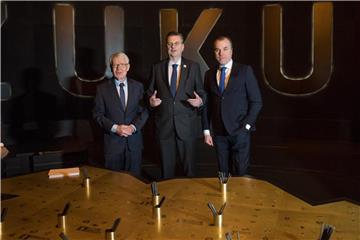 Reinhard Rauball, Reinhard Grindel und Clemens Tönnies (von l-r). Foto: Bernd Thissen