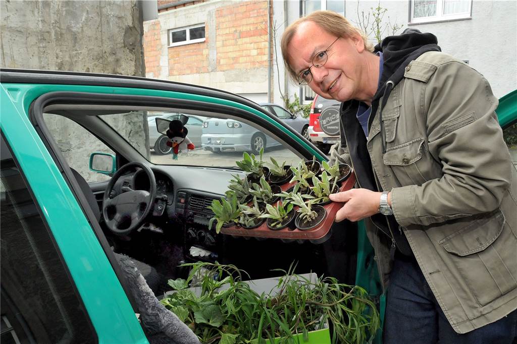 Urgestein der Ruhr Nachrichten: Reinhard Schmitz geht in den Ruhestand Reinhard Schmitz auf dem Weg zur Pflanzentauschbörse 2015 – natürlich in seinem VW Polo, mit dem er auch heute noch unterwegs zu Terminen ist.