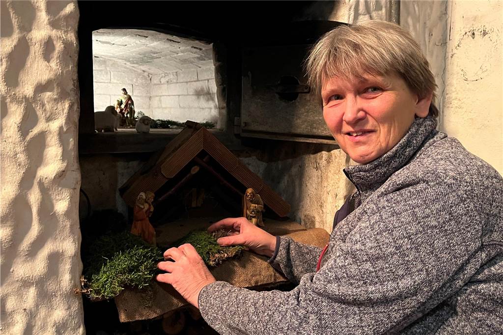Heimatverein zeigt im Heimathaus Krippen aus Israel und dem Münsterland Reinhild Wieschus baut eine Krippe im Backofen auf.