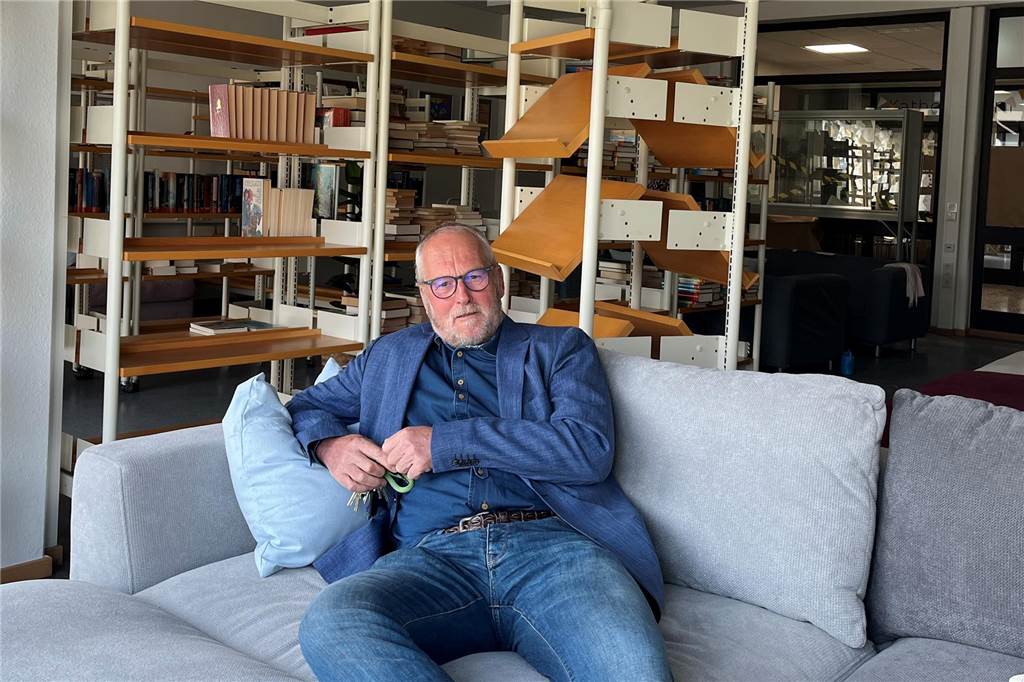 Reinhold Bauhus erklärt den neuen Campus Süd Reinhold Bauhus auf dem Sofa.